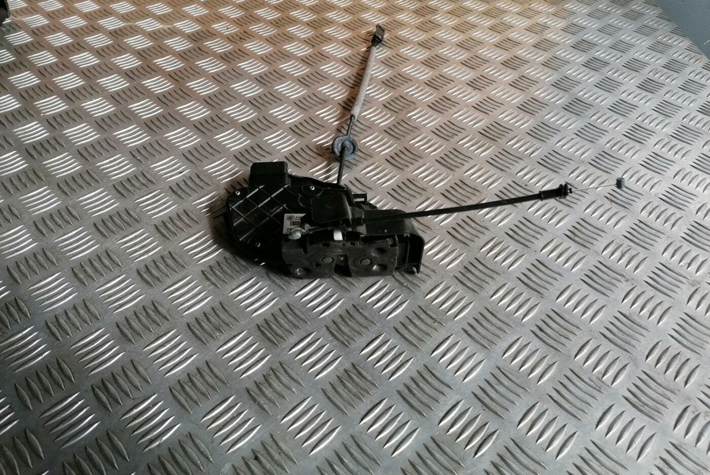 Aizmugurējo kreiso durvju slēdzene priekš VOLVO V70 2009