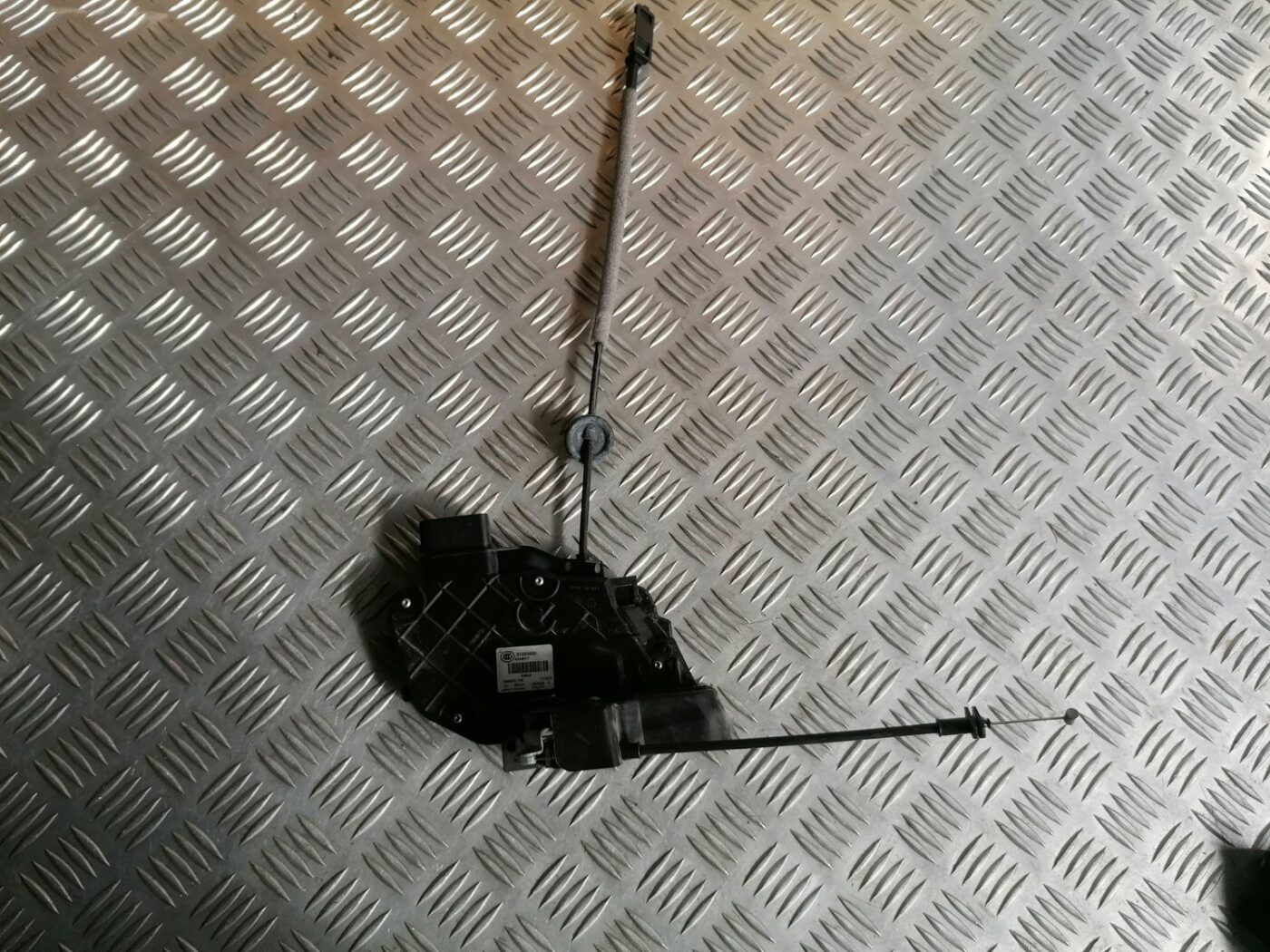 Aizmugurējo kreiso durvju slēdzene priekš VOLVO V70 2009