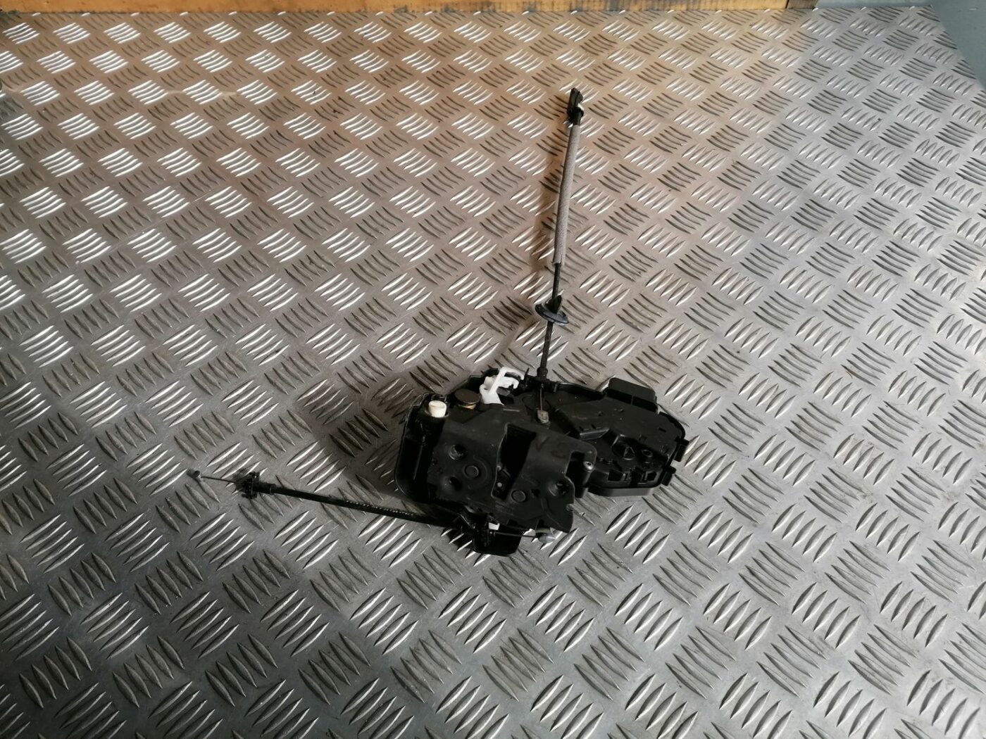 Aizmugurējo kreiso durvju slēdzene priekš VOLVO V70 2009