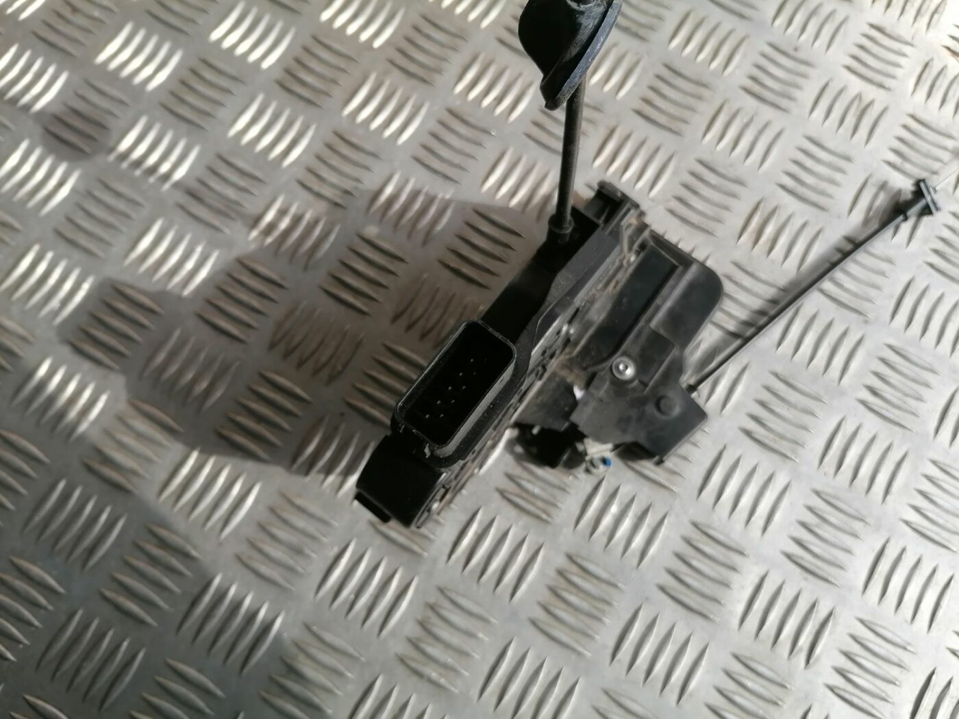 Aizmugurējo kreiso durvju slēdzene priekš VOLVO V70 2009