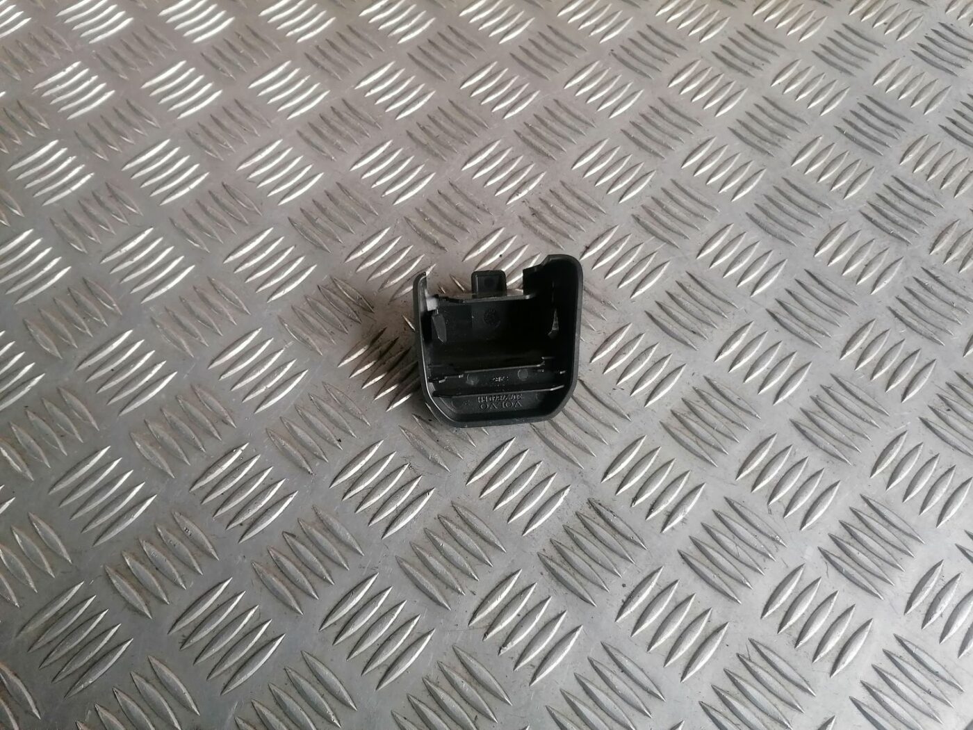 Priekšējā labā sēdekļa sliežu apdare priekš VOLVO V70 2009 2 Priekšējā labā sēdekļa sliežu apdare priekš VOLVO V70 2009