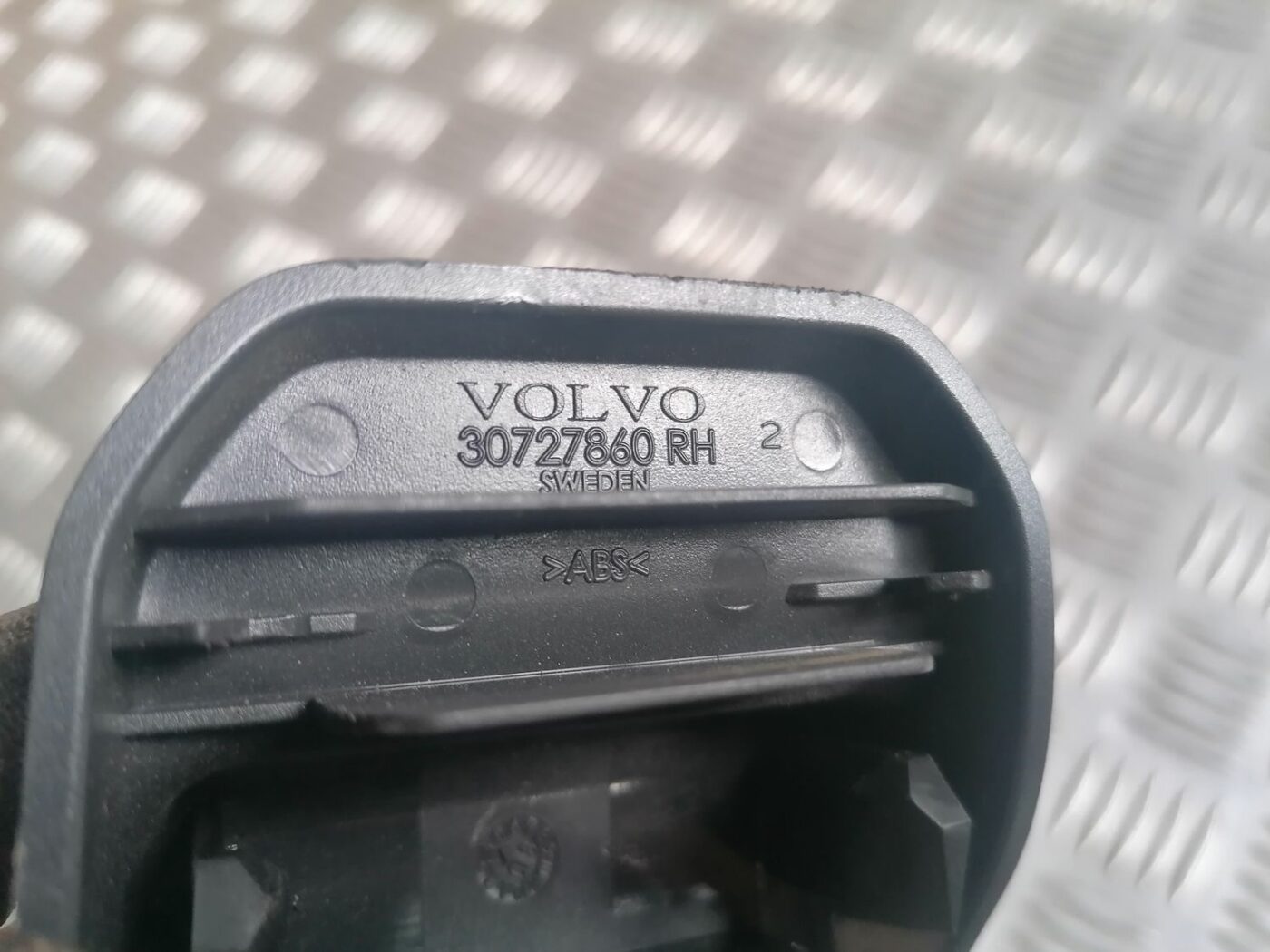 Priekšējā labā sēdekļa sliežu apdare priekš VOLVO V70 2009 3 Priekšējā labā sēdekļa sliežu apdare priekš VOLVO V70 2009