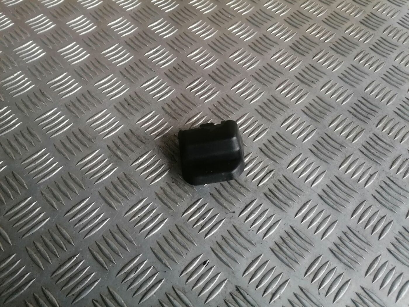 Priekšējā kreisā sēdekļa sliežu apdare priekš VOLVO V70 2009 1 Priekšējā kreisā sēdekļa sliežu apdare priekš VOLVO V70 2009