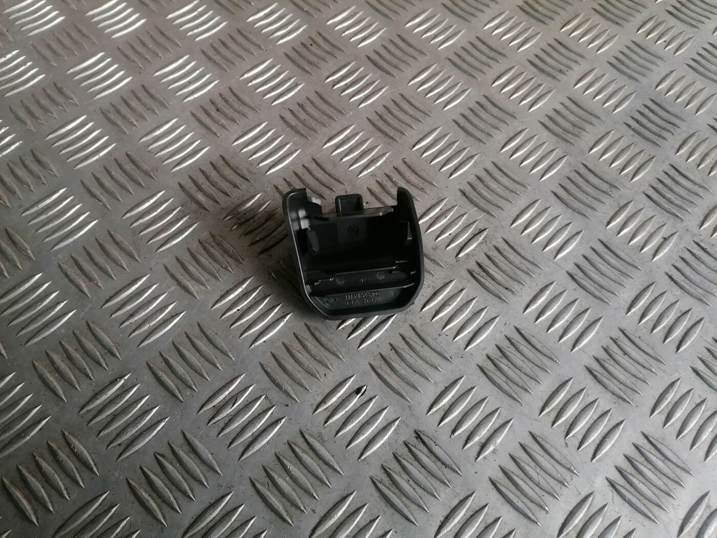 Priekšējā kreisā sēdekļa sliežu apdare priekš VOLVO V70 2009 2 Priekšējā kreisā sēdekļa sliežu apdare priekš VOLVO V70 2009