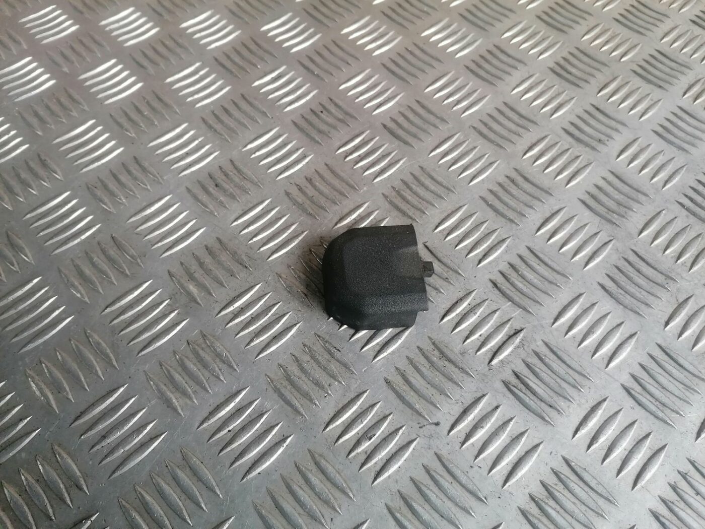 Priekšējā labā sēdekļa sliežu apdare priekš VOLVO V70 2009 1 Priekšējā labā sēdekļa sliežu apdare priekš VOLVO V70 2009