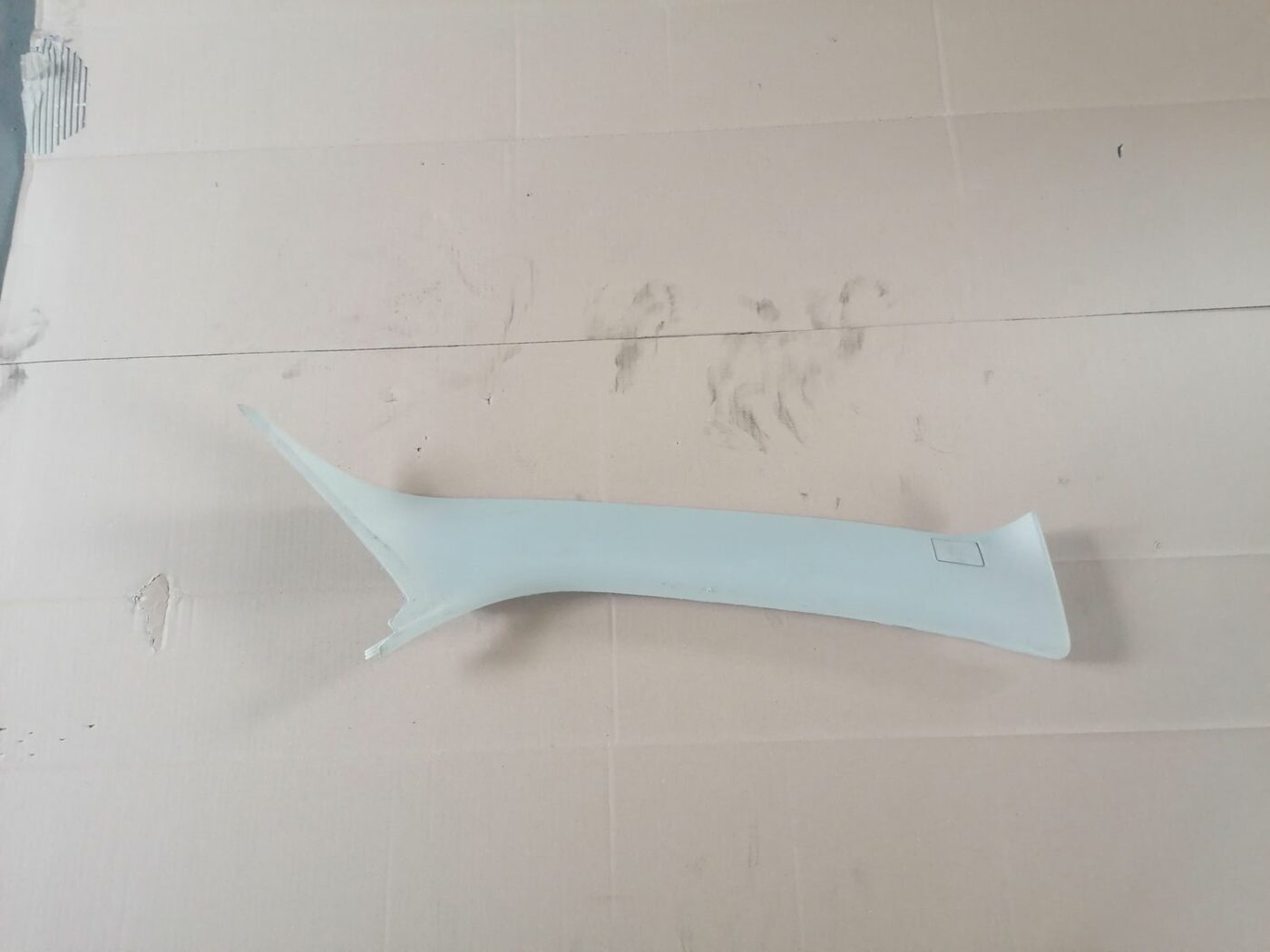 Priekšējas salona statnes apdare priekš VOLVO V70 2009 1 Priekšējas salona statnes apdare priekš VOLVO V70 2009