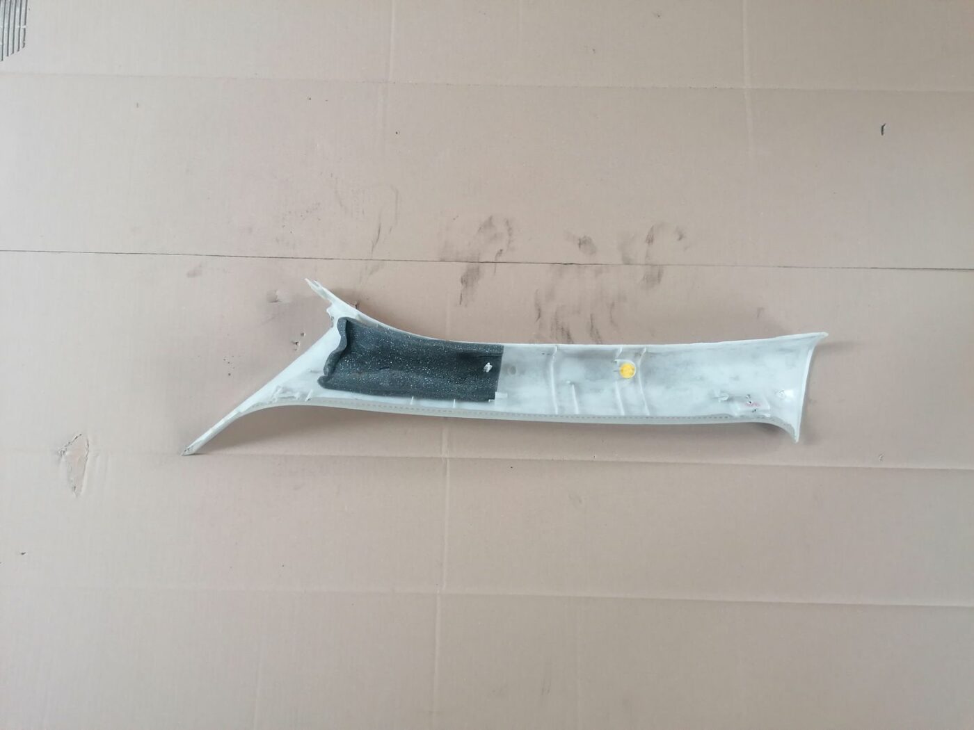 Priekšējas salona statnes apdare priekš VOLVO V70 2009 2 Priekšējas salona statnes apdare priekš VOLVO V70 2009