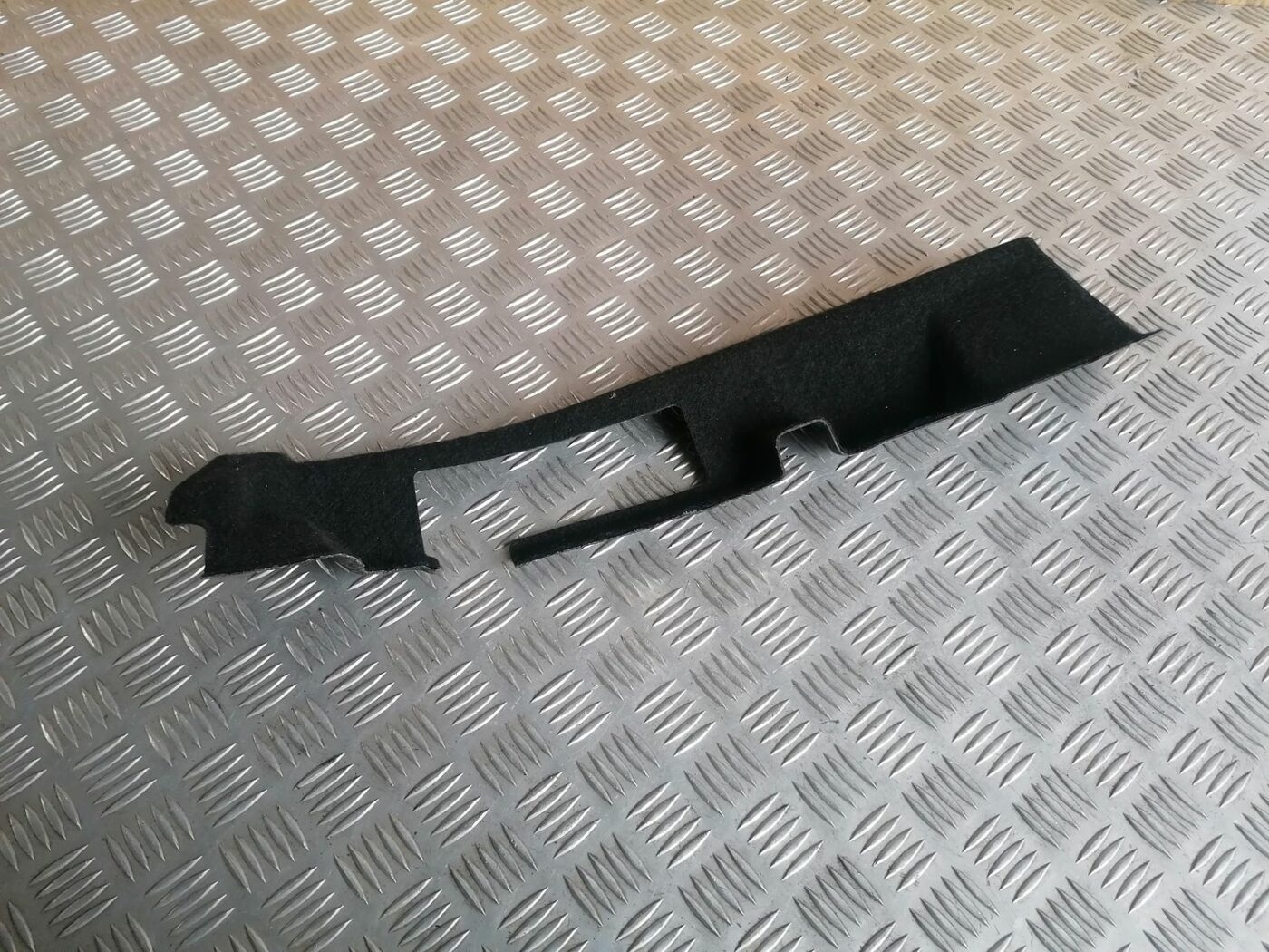 Bagāžnieka nodalījuma sānu apdare priekš VOLVO V70 2009 1 Bagāžnieka nodalījuma sānu apdare priekš VOLVO V70 2009