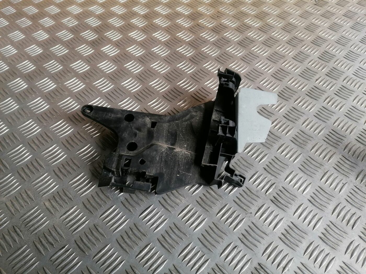 Durvju roktura iekšējais stiprinājums priekš VOLVO V70 2009 1 Durvju roktura iekšējais stiprinājums priekš VOLVO V70 2009