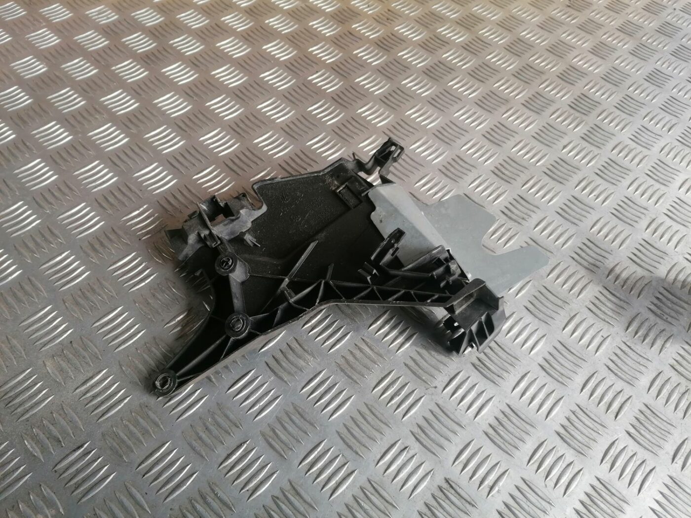 Durvju roktura iekšējais stiprinājums priekš VOLVO V70 2009 2 Durvju roktura iekšējais stiprinājums priekš VOLVO V70 2009