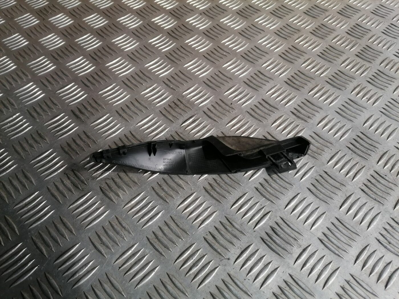 Vējstikla uzlika (deflektors) priekš VOLVO V70 2009 2 Vējstikla uzlika (deflektors) priekš VOLVO V70 2009