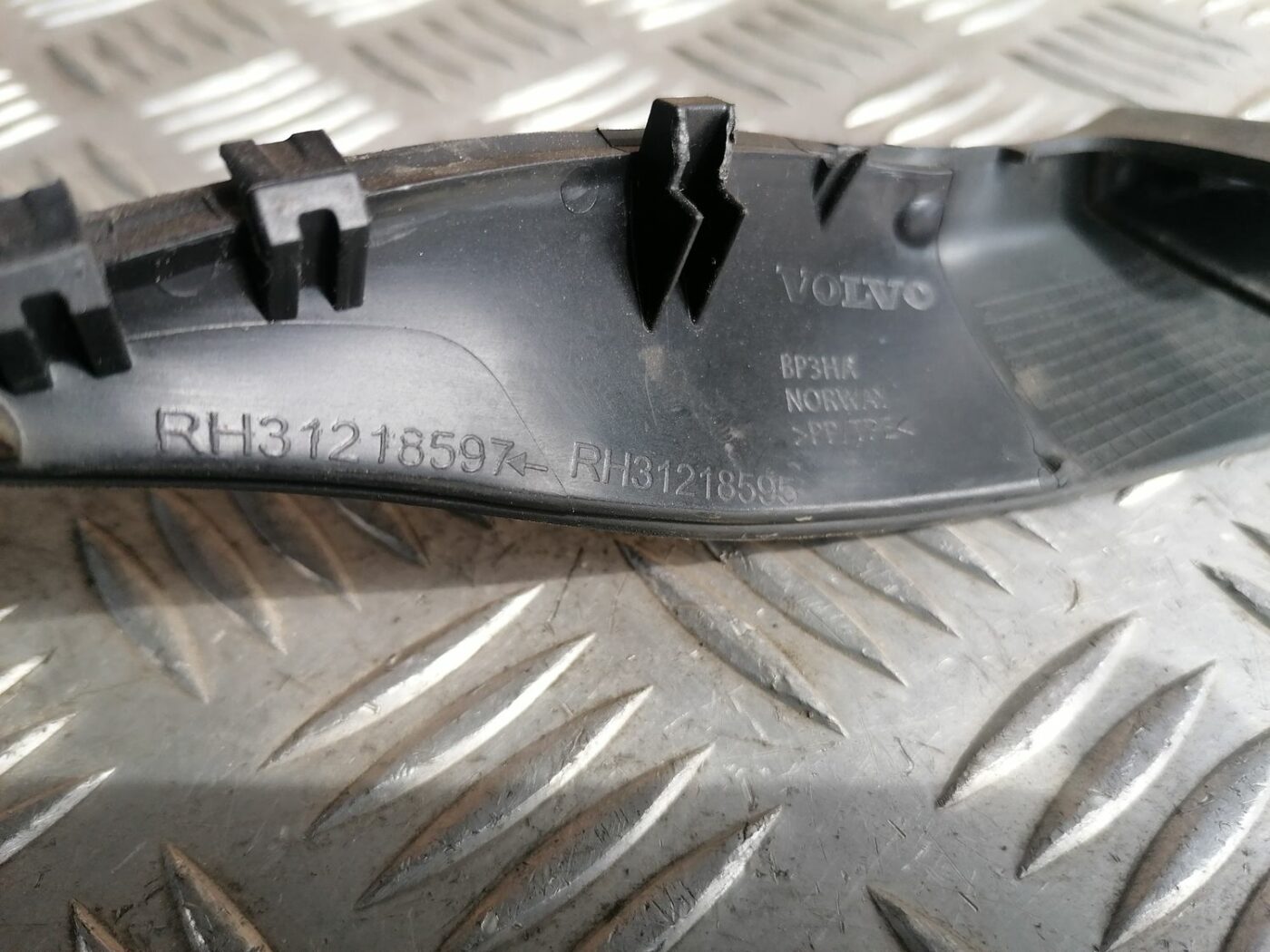 Vējstikla uzlika (deflektors) priekš VOLVO V70 2009 3 Vējstikla uzlika (deflektors) priekš VOLVO V70 2009