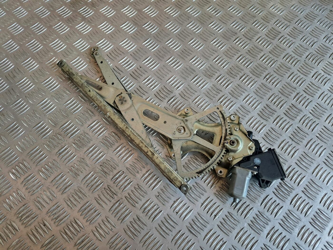 Stikla pacelšanas mehānisms priekšējais kreisais priekš TOYOTA RAV 4 2006 3 Stikla pacelšanas mehānisms priekšējais kreisais priekš TOYOTA RAV 4 2006