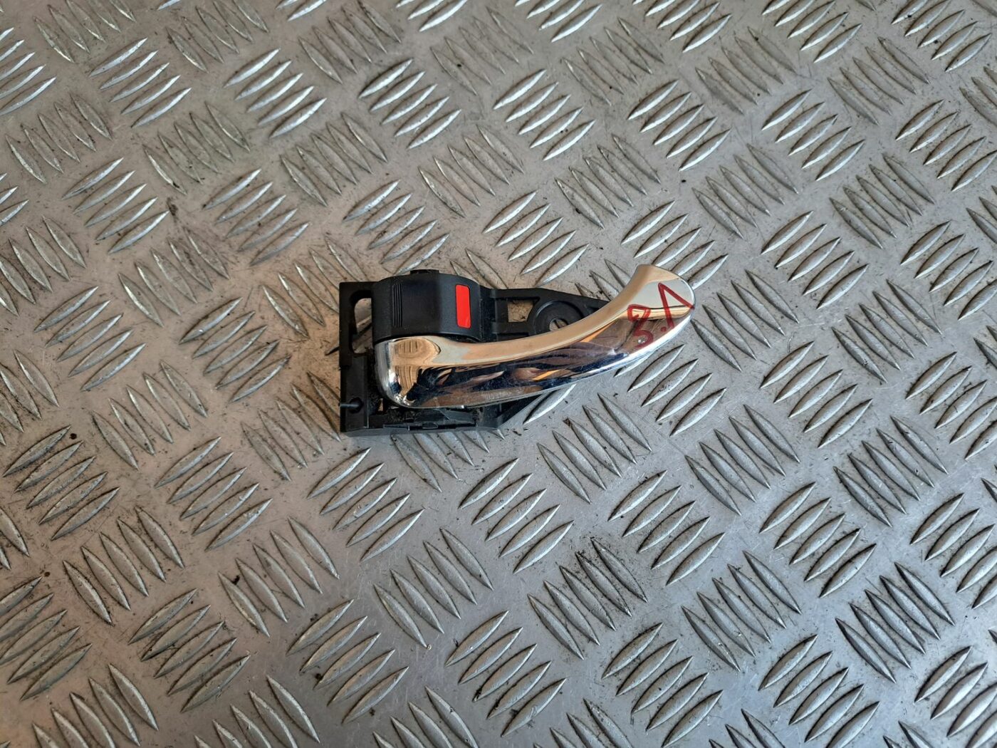 Salona durvju rokturis, aizmugures kreisais priekš TOYOTA RAV 4 2006 1 Salona durvju rokturis, aizmugures kreisais priekš TOYOTA RAV 4 2006