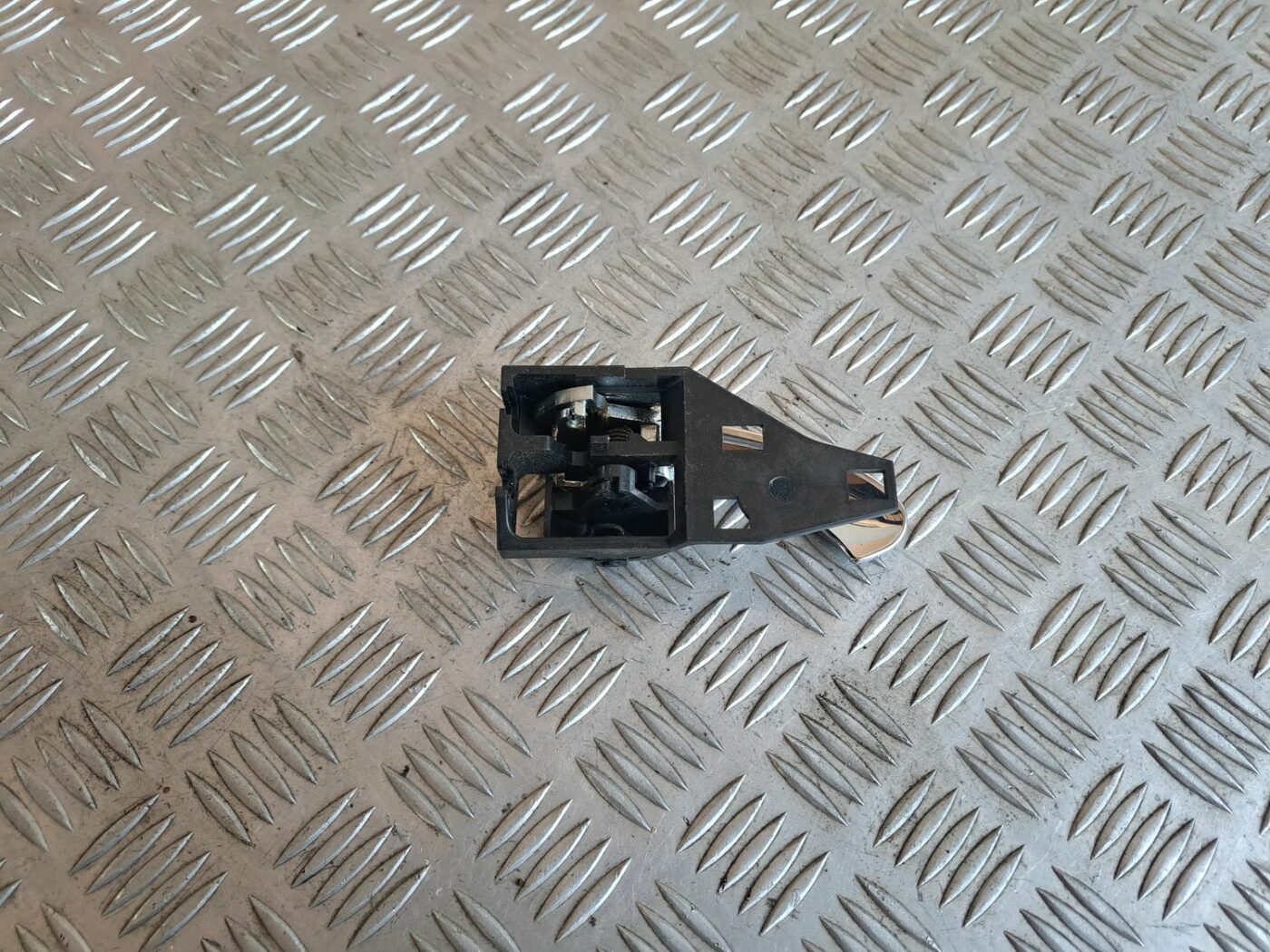 Salona durvju rokturis, aizmugures kreisais priekš TOYOTA RAV 4 2006 2 Salona durvju rokturis, aizmugures kreisais priekš TOYOTA RAV 4 2006