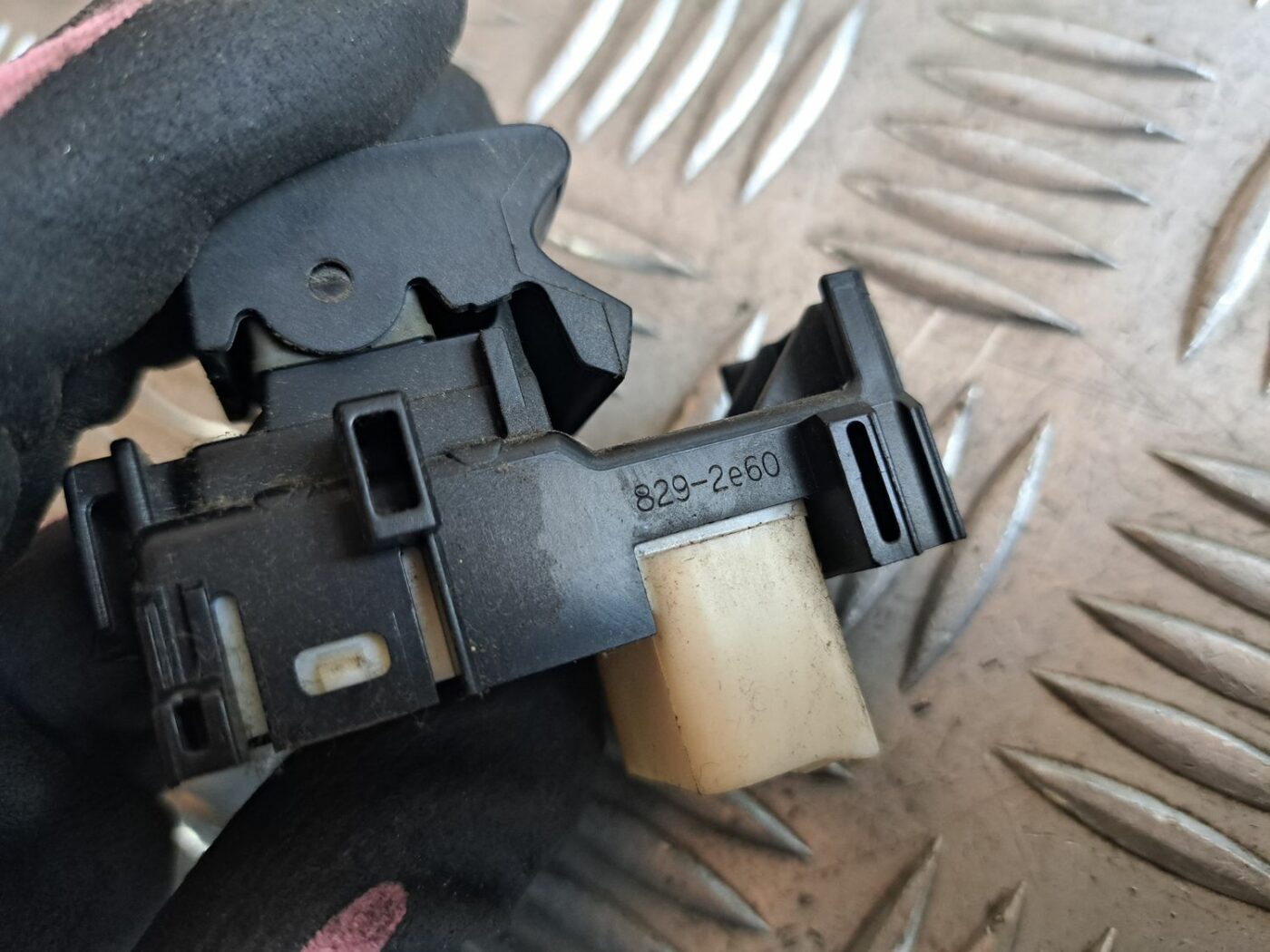 Stikla pacelšanas poga priekš TOYOTA RAV 4 2006