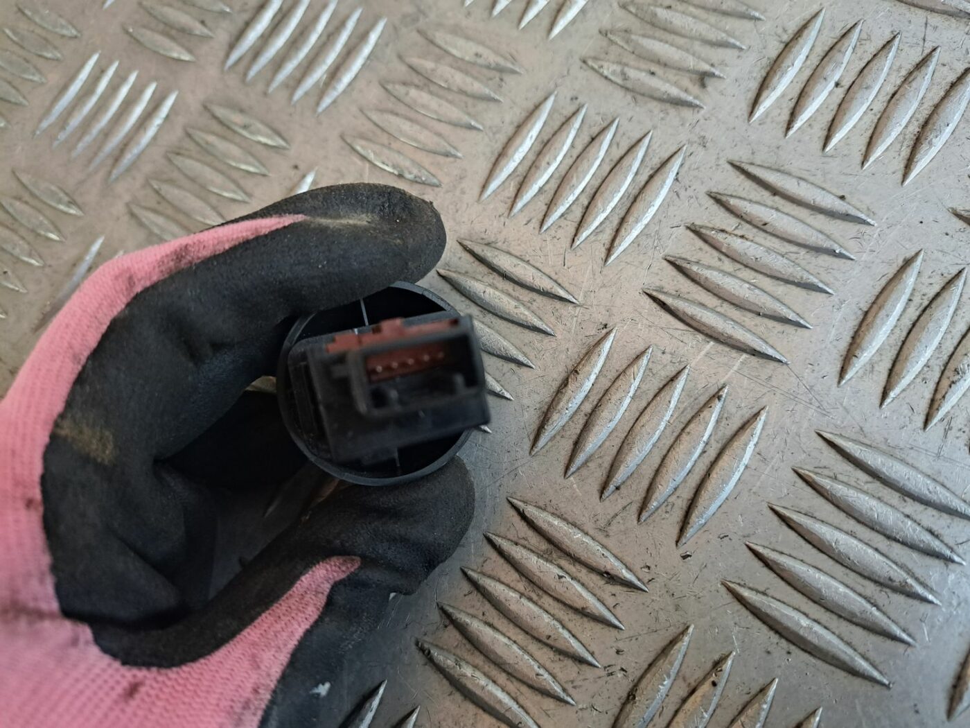 Diferenciāla pārslēgšanas poga priekš TOYOTA RAV 4 2006 5 Diferenciāla pārslēgšanas poga priekš TOYOTA RAV 4 2006