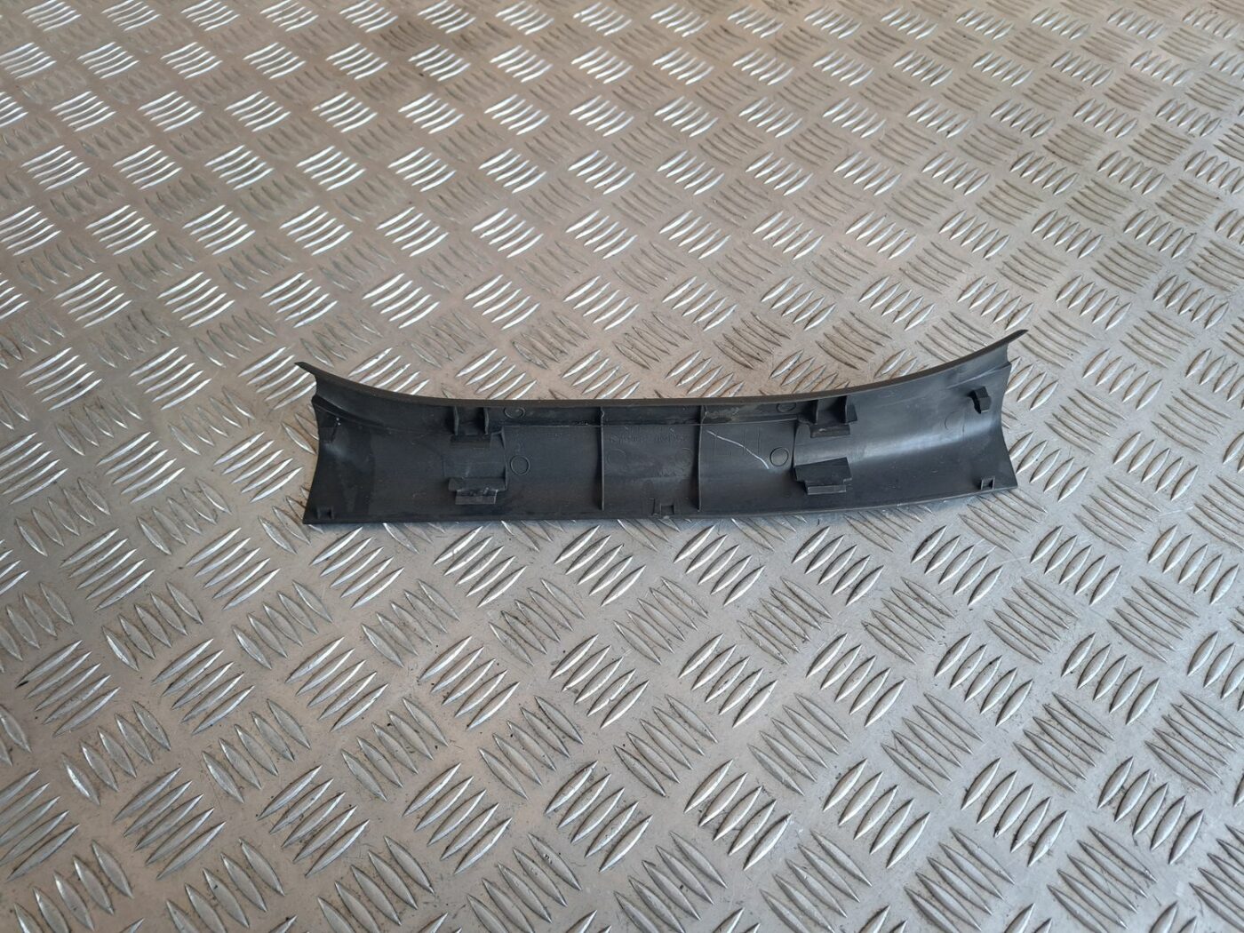 Sliekšņa aizmugurēja kreisa uzlika (salonā) priekš TOYOTA RAV 4 2006 2 Sliekšņa aizmugurēja kreisa uzlika (salonā) priekš TOYOTA RAV 4 2006