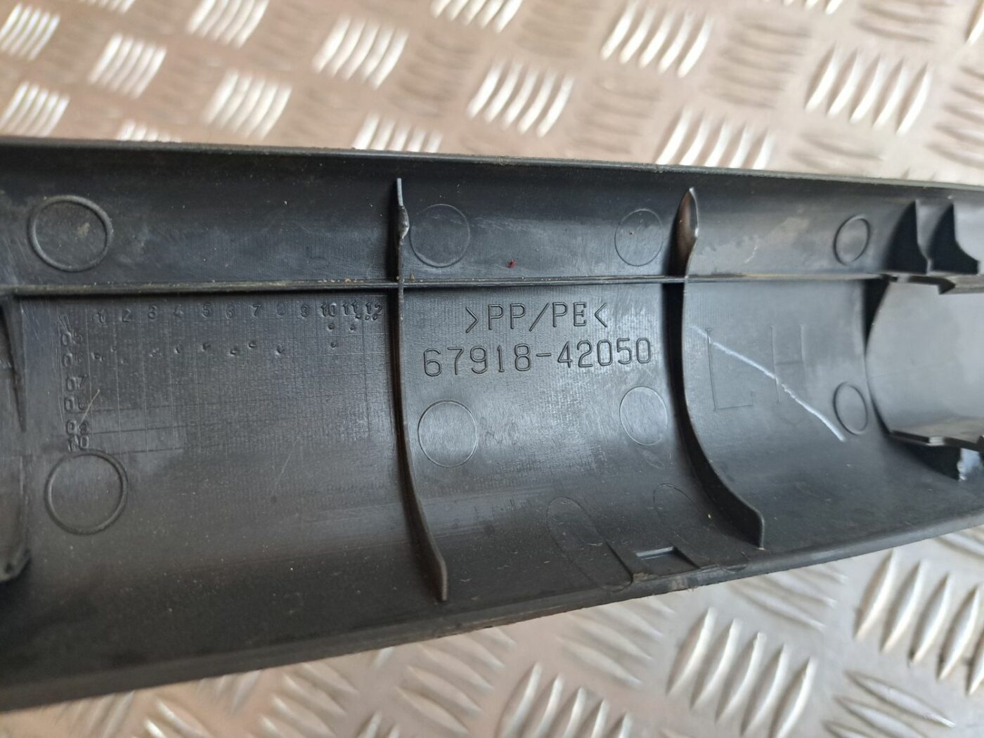 Sliekšņa aizmugurēja kreisa uzlika (salonā) priekš TOYOTA RAV 4 2006 3 Sliekšņa aizmugurēja kreisa uzlika (salonā) priekš TOYOTA RAV 4 2006