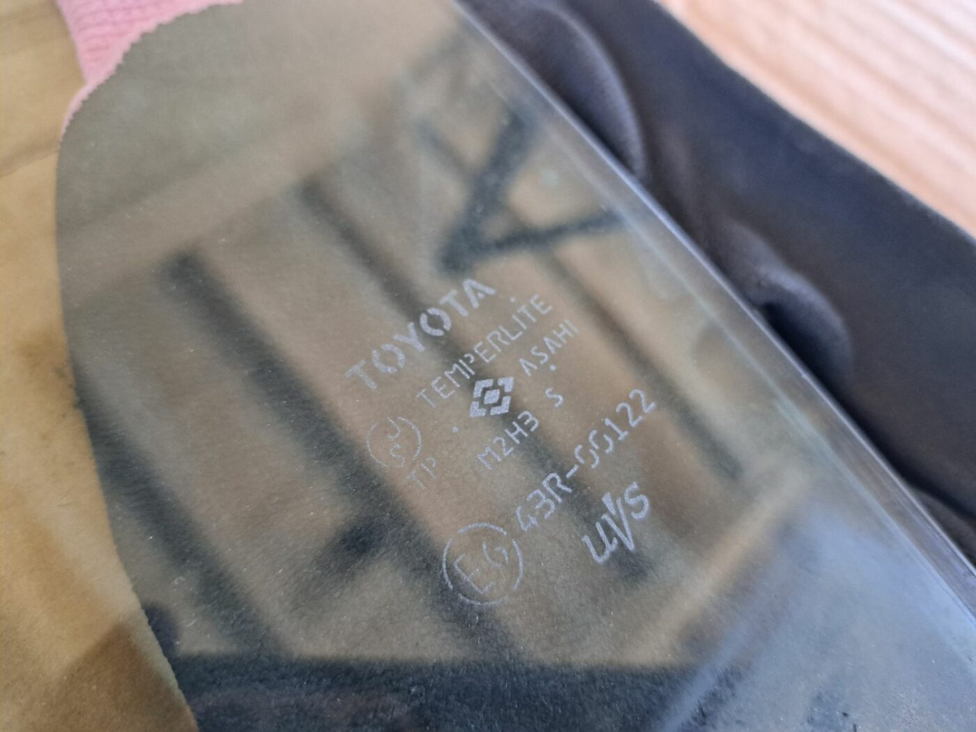 Aizmugurējo kreiso durvju stikls priekš TOYOTA RAV 4 2006 2 Aizmugurējo kreiso durvju stikls priekš TOYOTA RAV 4 2006