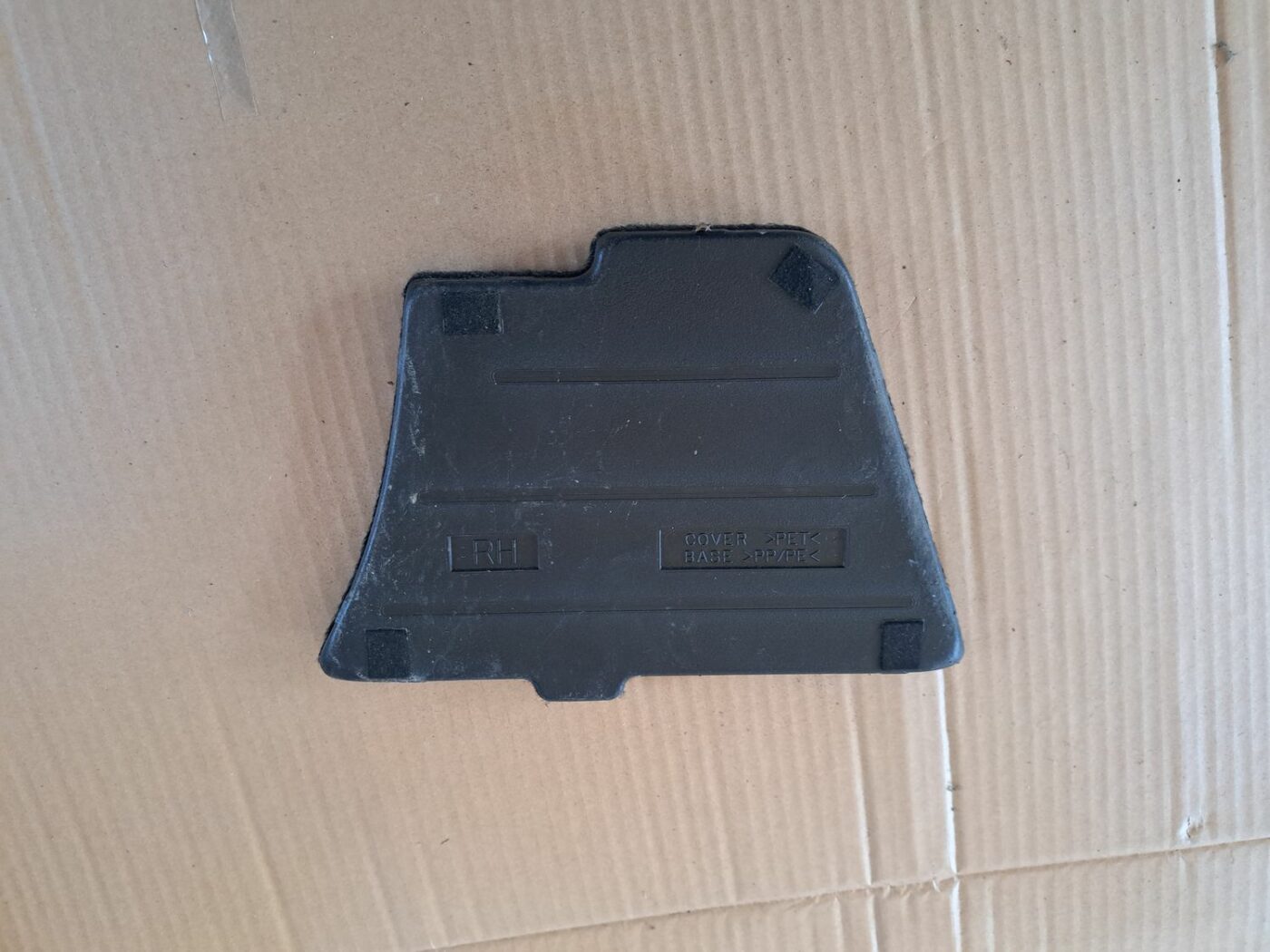 Bagāžnieka nodalījuma sānu apdares lūka priekš TOYOTA RAV 4 2006