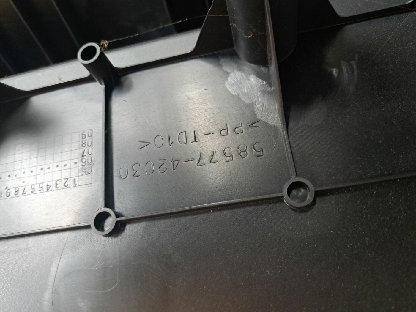 Instrumentu kaste priekš TOYOTA RAV 4 2006 3 Instrumentu kaste priekš TOYOTA RAV 4 2006