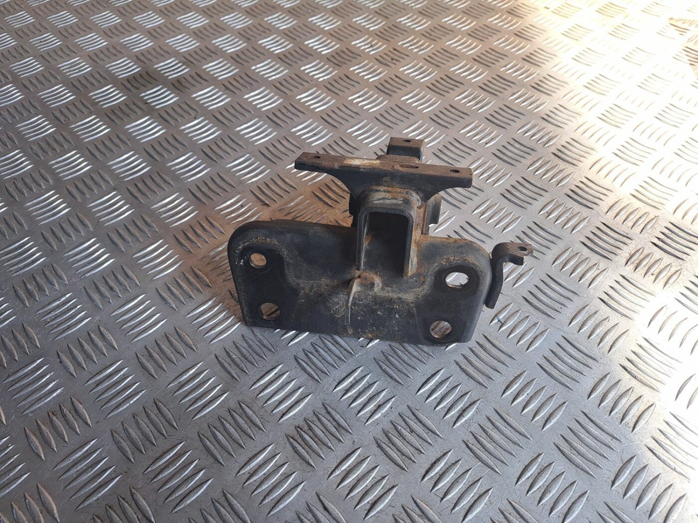 Dzinēja kronšteins priekš TOYOTA RAV 4 2006