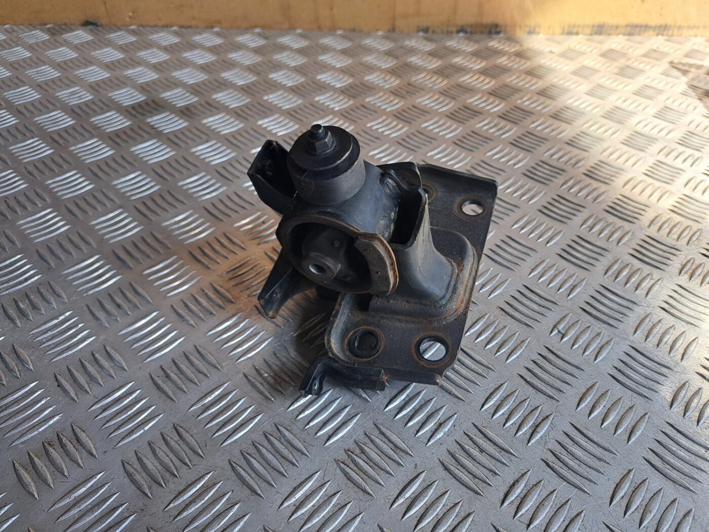 Dzinēja kronšteins priekš TOYOTA RAV 4 2006