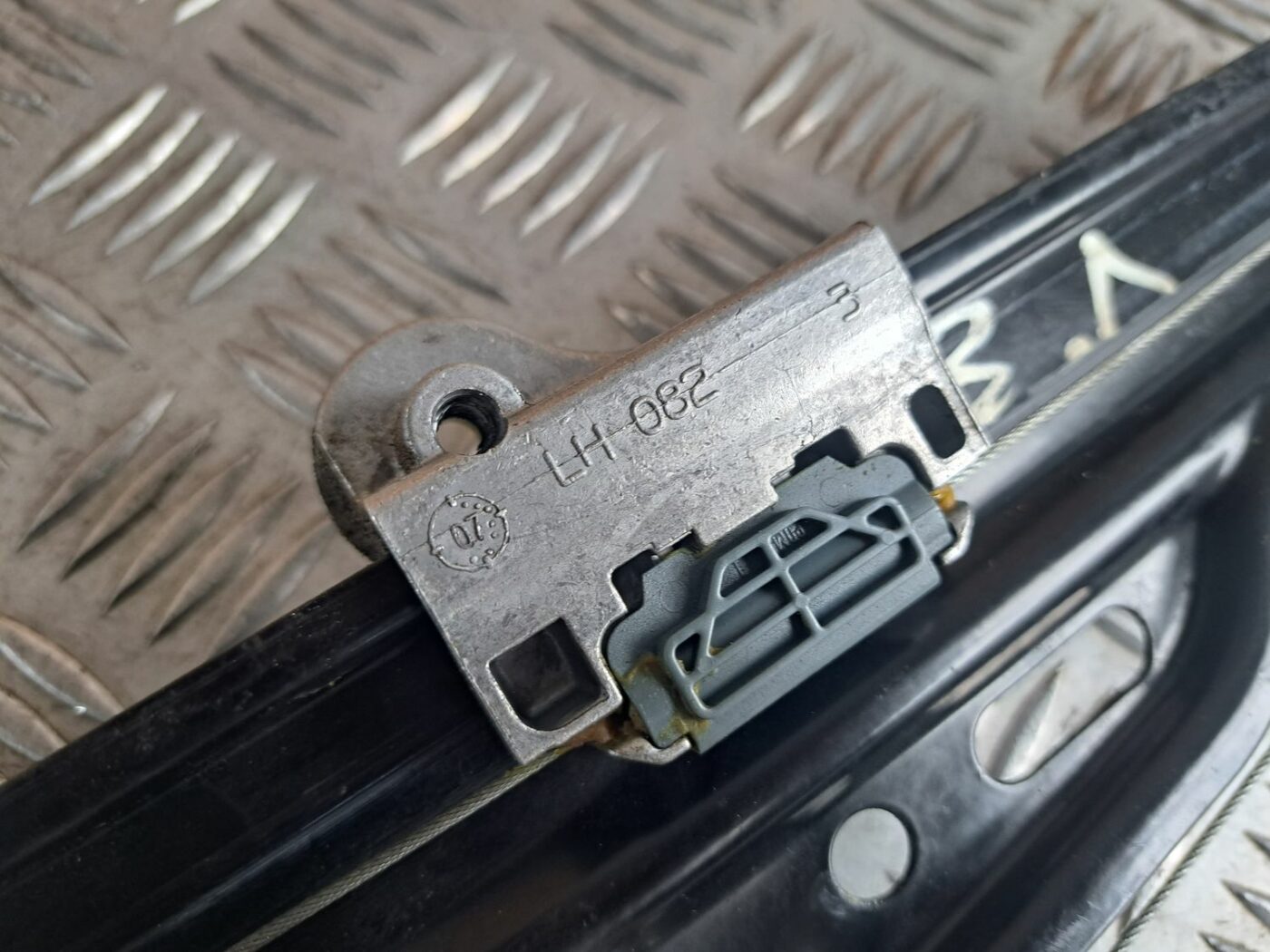 Stikla pacelšanas mehānisms aizmugurējais kreisais priekš BMW 525 E60 2004 BLACK