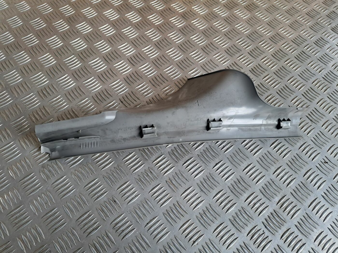 Sliekšņa aizmugurēja kreisa uzlika (salonā) priekš BMW 525 E60 2004 BLACK 2 Sliekšņa aizmugurēja kreisa uzlika (salonā) priekš BMW 525 E60 2004 BLACK