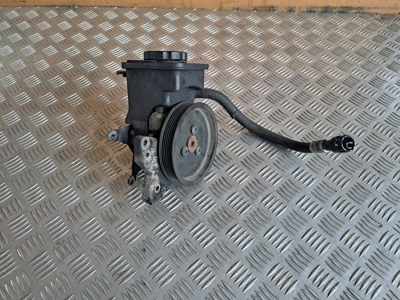 Hidrauliskais pastiprinātājs priekš BMW 525 E60 2004 BLACK