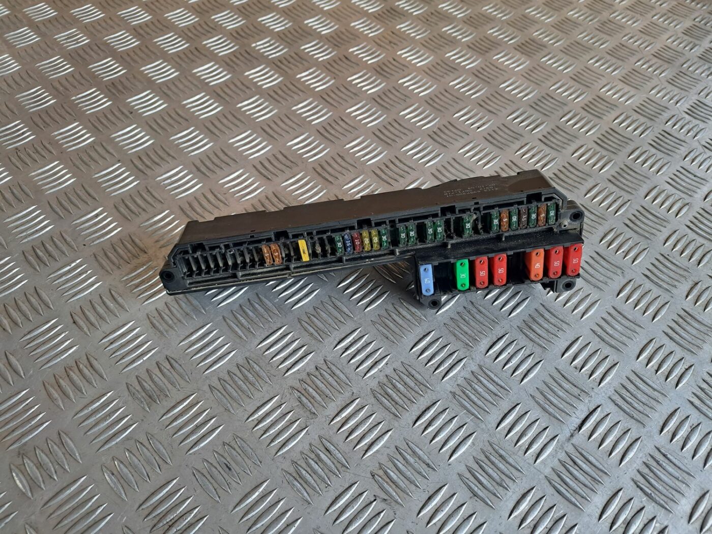 Drošinātāju bloks priekš BMW 525 E60 2004 BLACK 1 Drošinātāju bloks priekš BMW 525 E60 2004 BLACK