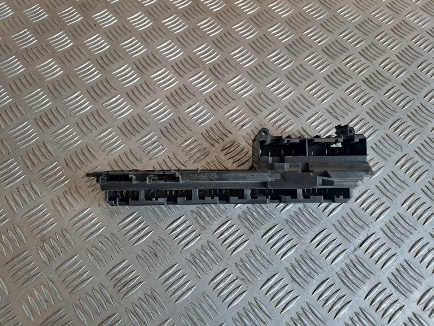 Drošinātāju bloks priekš BMW 525 E60 2004 BLACK 2 Drošinātāju bloks priekš BMW 525 E60 2004 BLACK