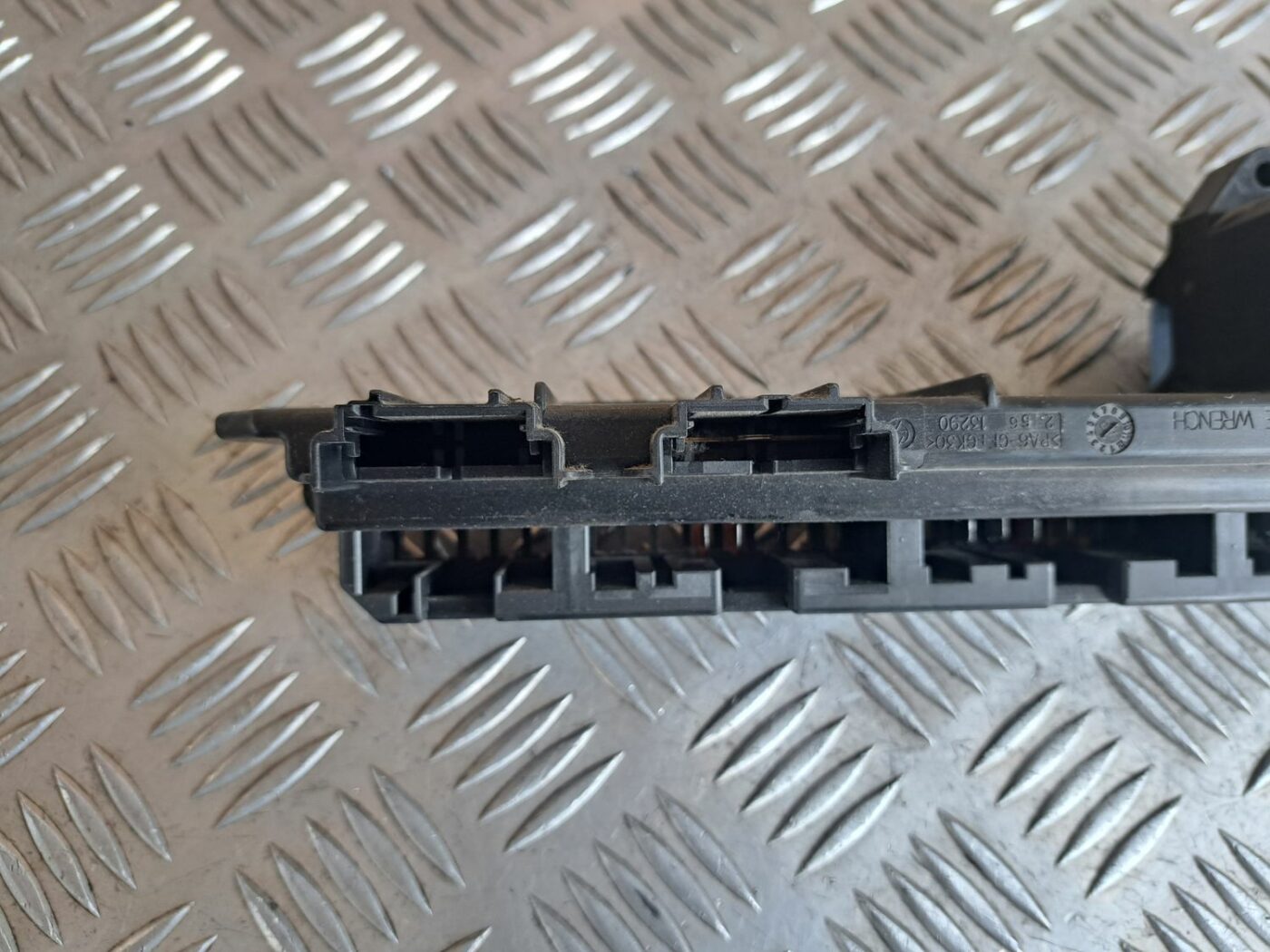 Drošinātāju bloks priekš BMW 525 E60 2004 BLACK 6 Drošinātāju bloks priekš BMW 525 E60 2004 BLACK