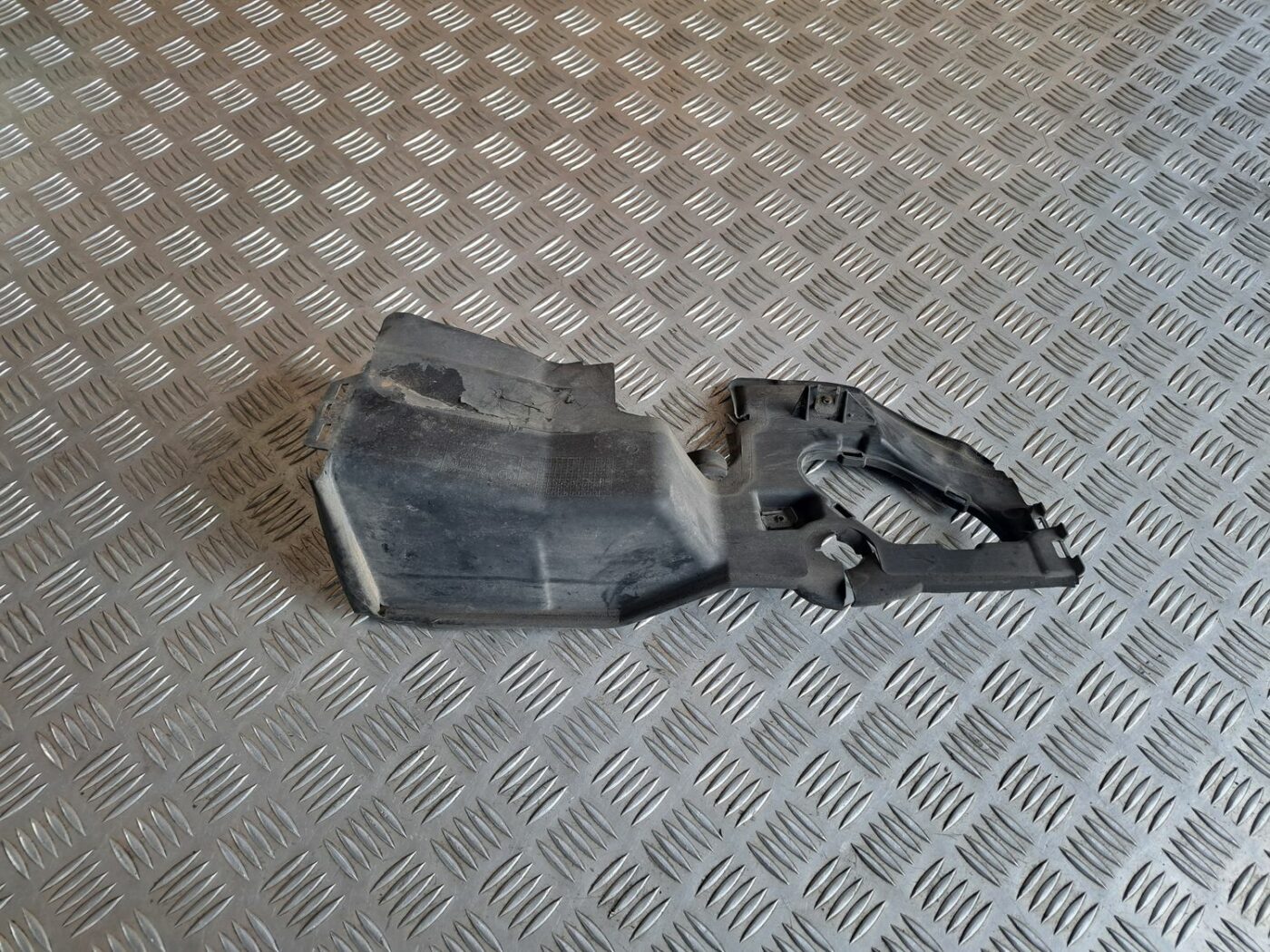 Ieplūdes gaisa deflektors, pa labi priekš BMW 525 E60 2004 BLACK