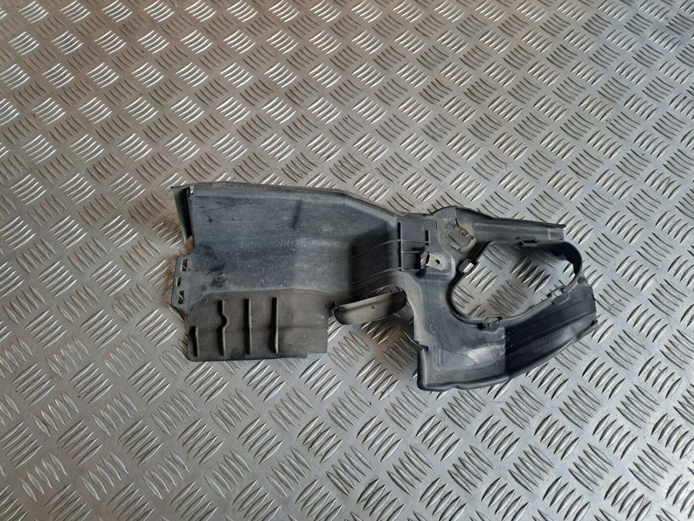 Ieplūdes gaisa deflektors, pa labi priekš BMW 525 E60 2004 BLACK