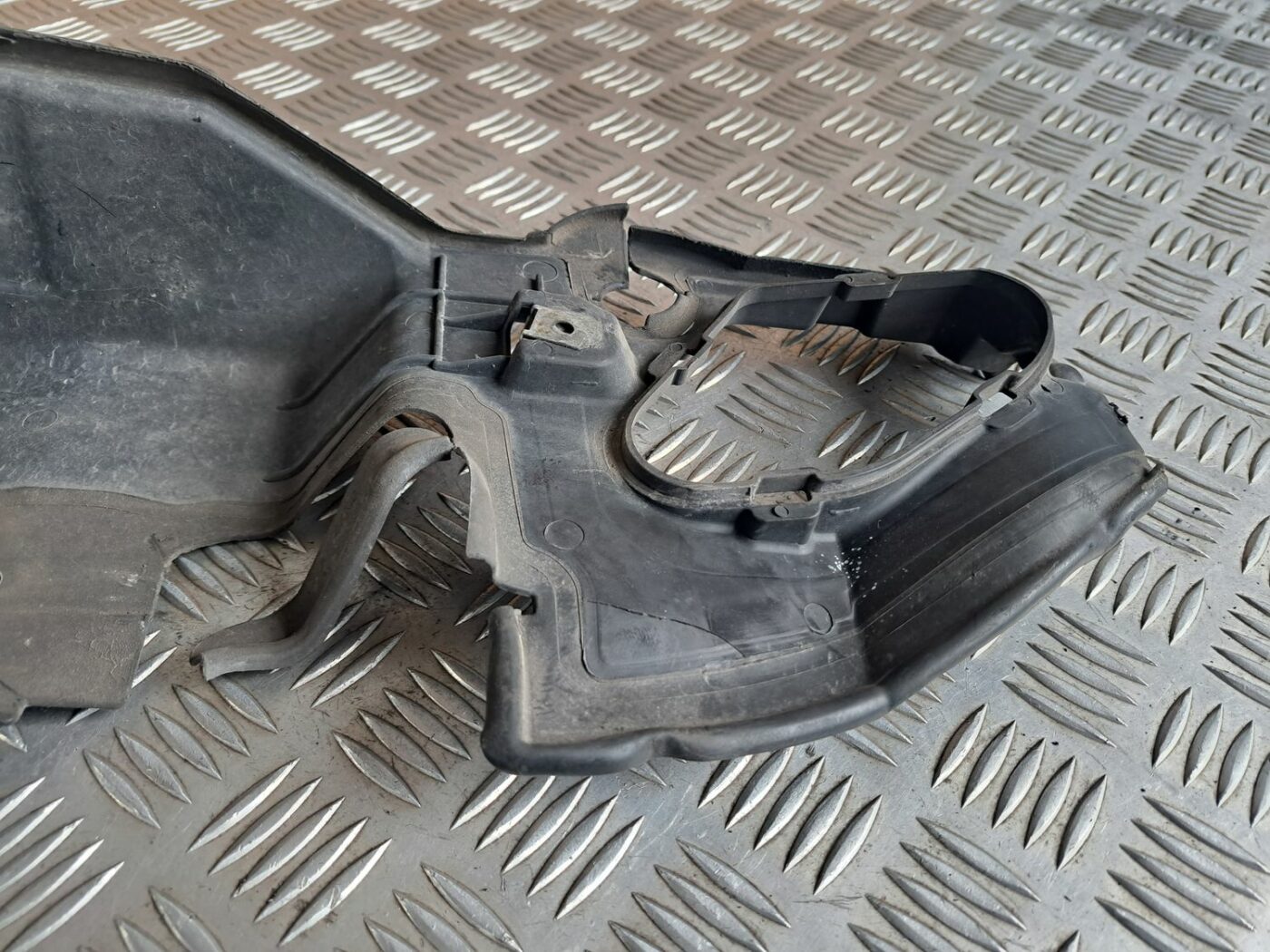 Ieplūdes gaisa deflektors, pa labi priekš BMW 525 E60 2004 BLACK