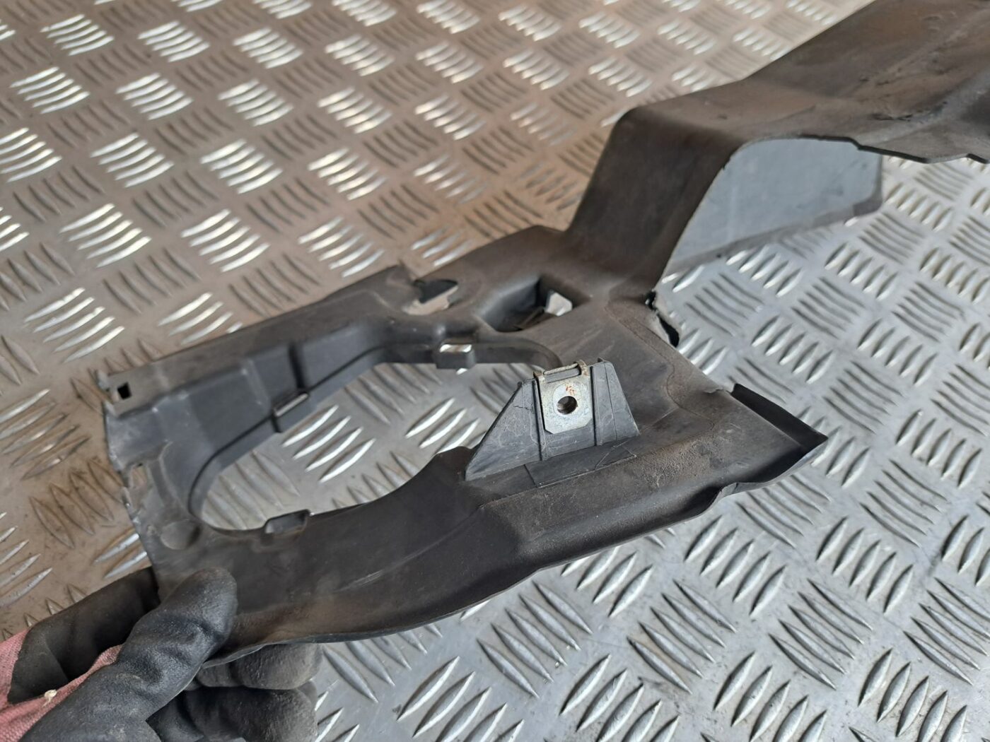 Ieplūdes gaisa deflektors, pa labi priekš BMW 525 E60 2004 BLACK