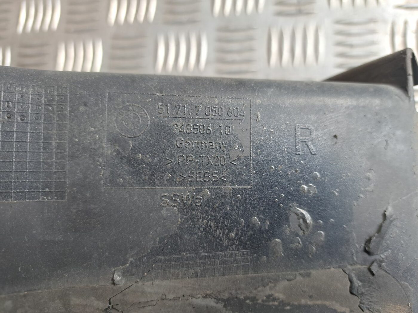 Ieplūdes gaisa deflektors, pa labi priekš BMW 525 E60 2004 BLACK