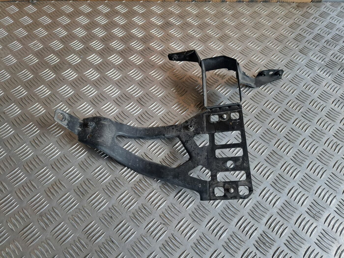 Priekšēja luktura kronšteins priekš BMW 525 E60 2004 BLACK 1 Priekšēja luktura kronšteins priekš BMW 525 E60 2004 BLACK