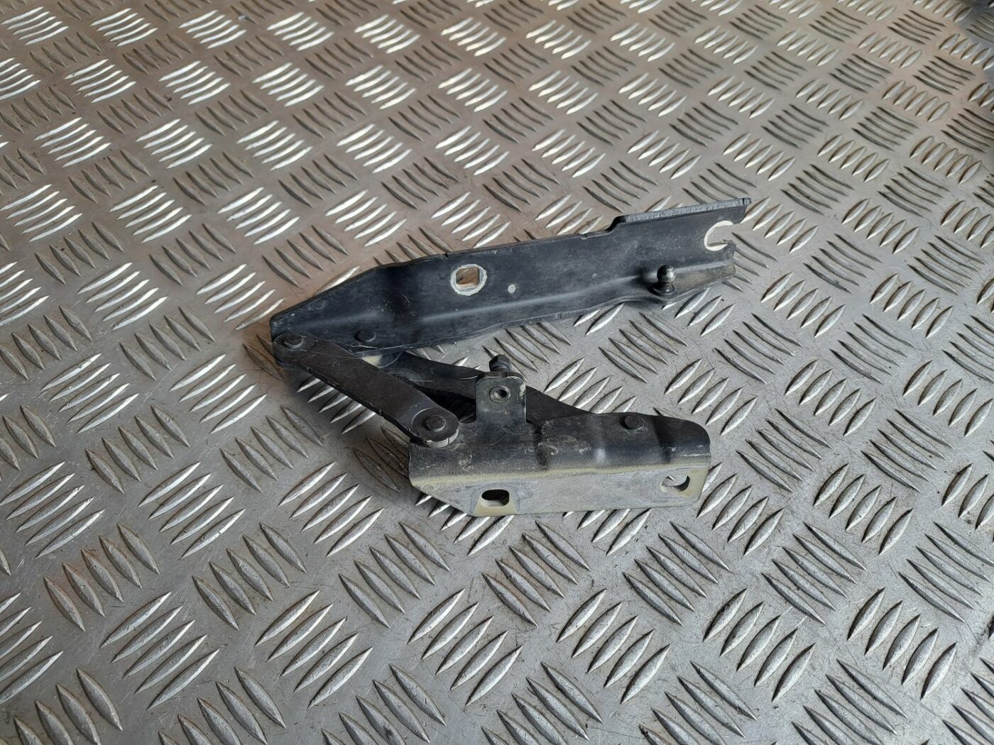 Pārsega eņģe, pa kreisi priekš BMW 525 E60 2004 BLACK 1 Pārsega eņģe, pa kreisi priekš BMW 525 E60 2004 BLACK