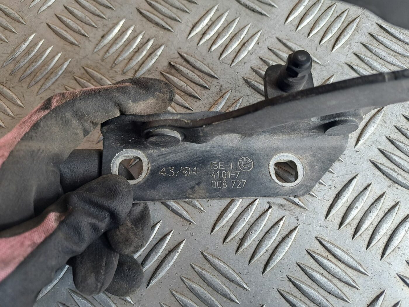 Pārsega eņģe, pa kreisi priekš BMW 525 E60 2004 BLACK 2 Pārsega eņģe, pa kreisi priekš BMW 525 E60 2004 BLACK