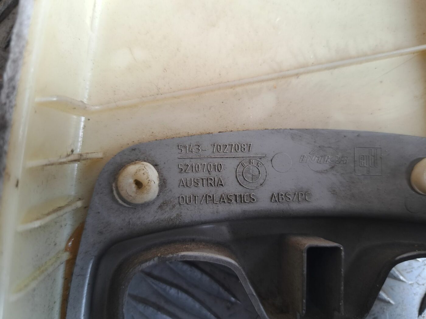 Vidējas salona statnes apdare priekš BMW 525 E60 2004 BLACK 4 Vidējas salona statnes apdare priekš BMW 525 E60 2004 BLACK