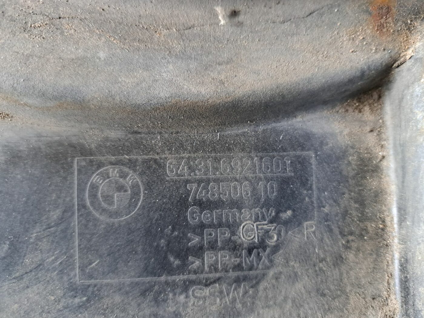 Salona gaisa filtra korpusa vāks priekš BMW 525 E60 2004 BLACK