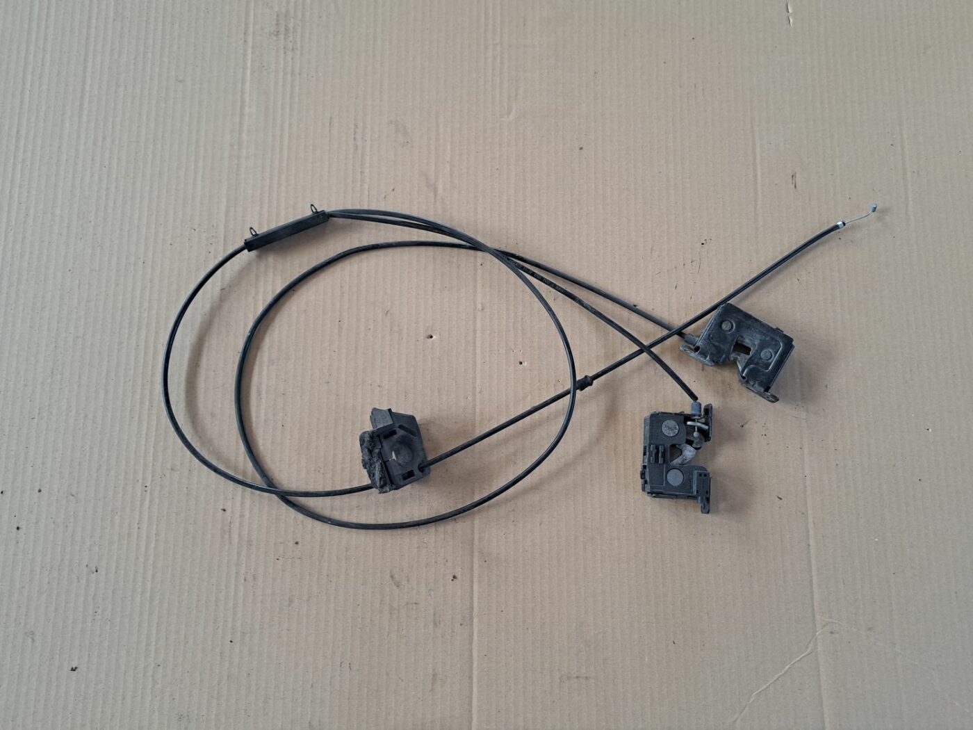 Pārsega slēdzene priekš BMW 525 E60 2004 BLACK 1 Pārsega slēdzene priekš BMW 525 E60 2004 BLACK