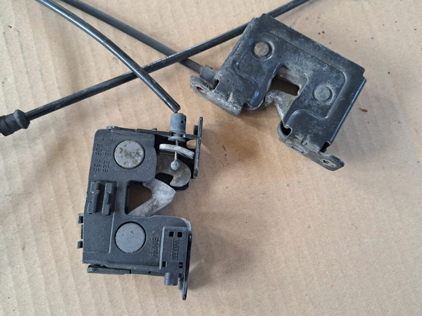 Pārsega slēdzene priekš BMW 525 E60 2004 BLACK 2 Pārsega slēdzene priekš BMW 525 E60 2004 BLACK