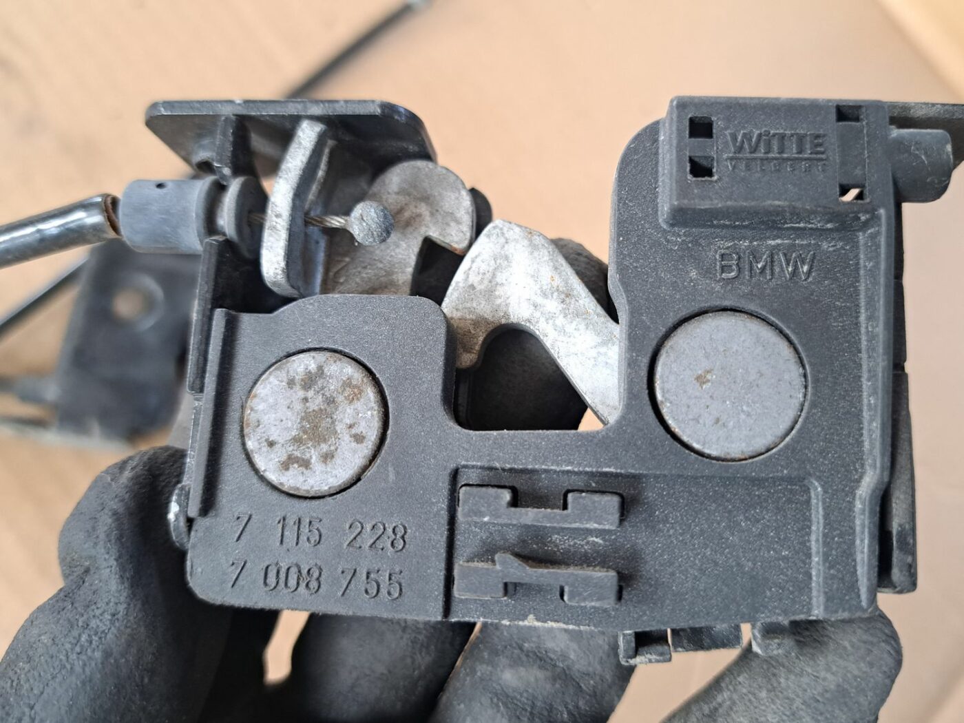 Pārsega slēdzene priekš BMW 525 E60 2004 BLACK 6 Pārsega slēdzene priekš BMW 525 E60 2004 BLACK