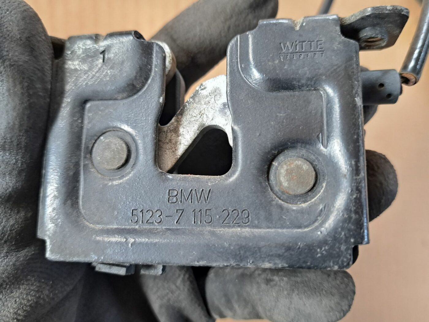 Pārsega slēdzene priekš BMW 525 E60 2004 BLACK 5 Pārsega slēdzene priekš BMW 525 E60 2004 BLACK