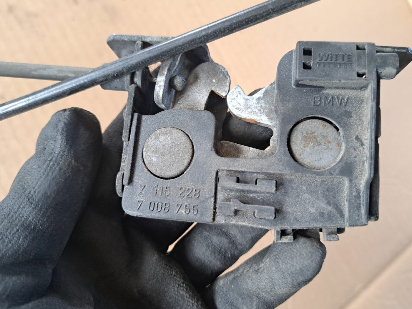 Pārsega slēdzene priekš BMW 525 E60 2004 BLACK 4 Pārsega slēdzene priekš BMW 525 E60 2004 BLACK