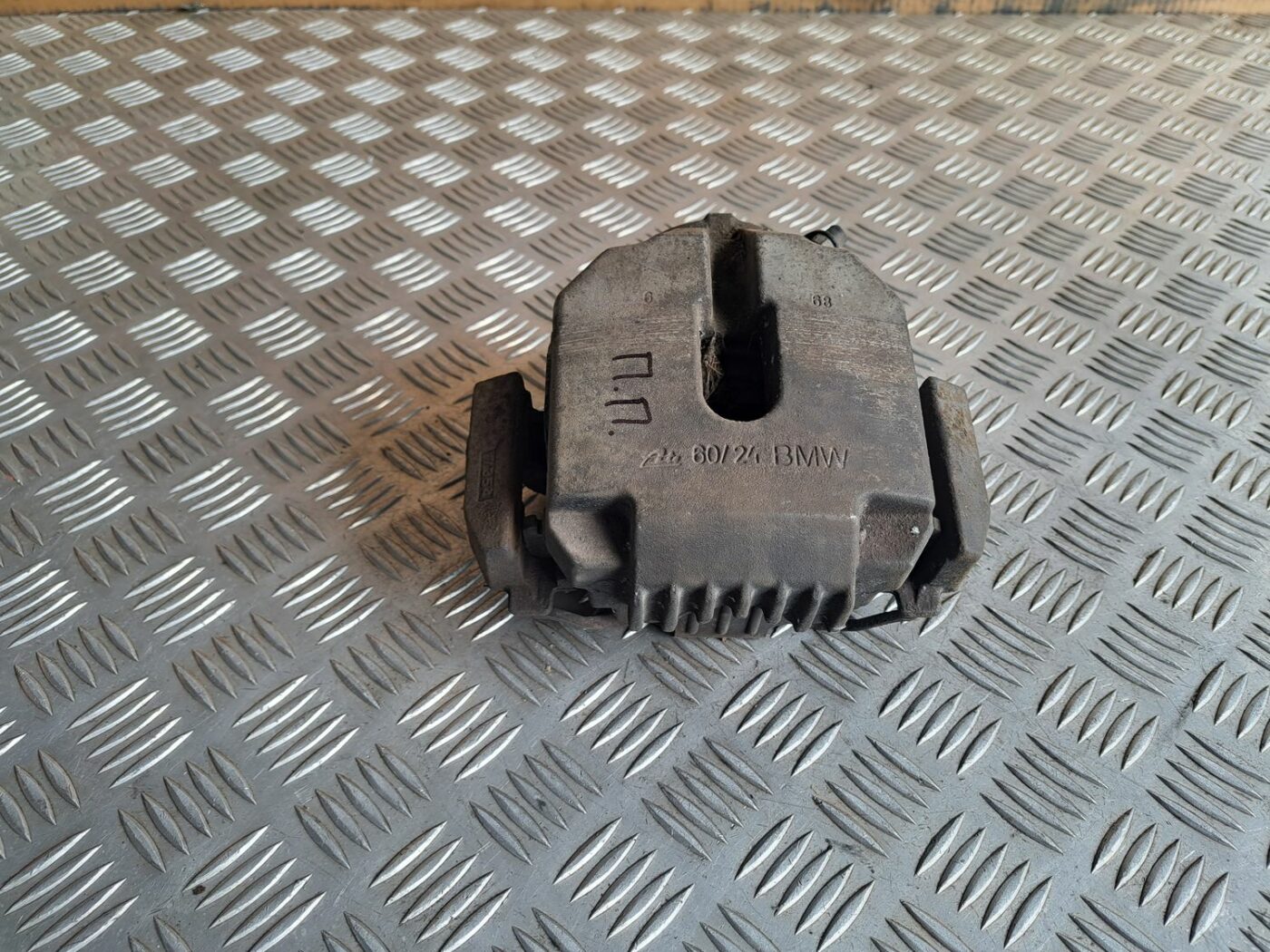 Priekšējais labais suports priekš BMW 525 E60 2004 BLACK 1 Priekšējais labais suports priekš BMW 525 E60 2004 BLACK